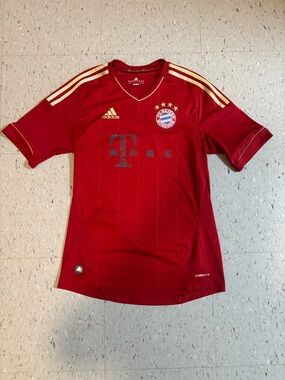 Adidas Red Bayern Munich Soccer Jersey with Gold Trim size SMALL/Mens